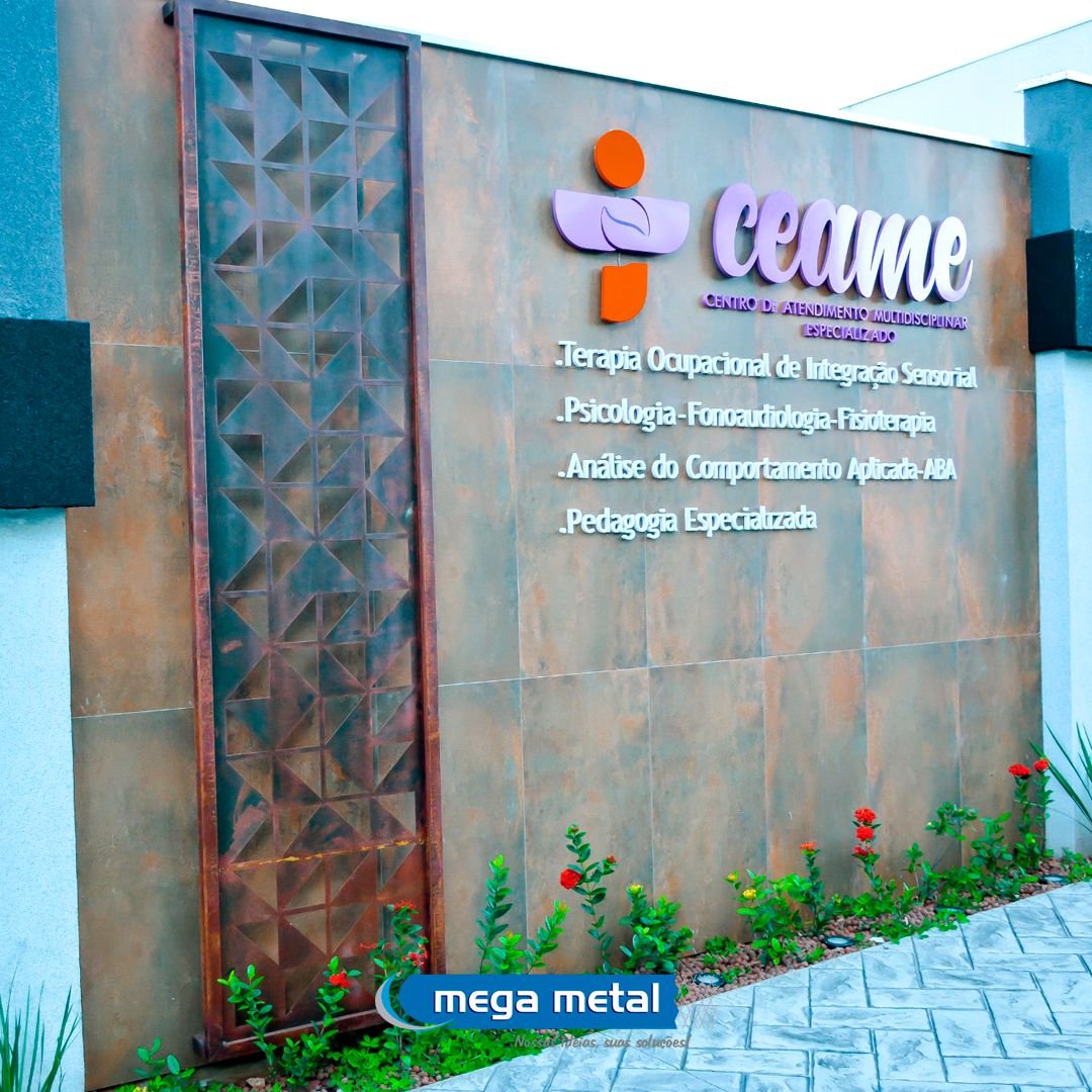 Fachada comercial com painel metálico cortado a laser em clínica